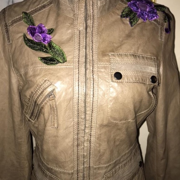 UPCYCLED NEW LEATHER JACKET~FLORAL APPLIQUES~US 6 - Picture 6 of 7